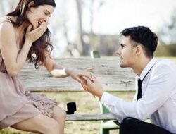 Cara Melamar Romantis agar Pasangan Terkesan