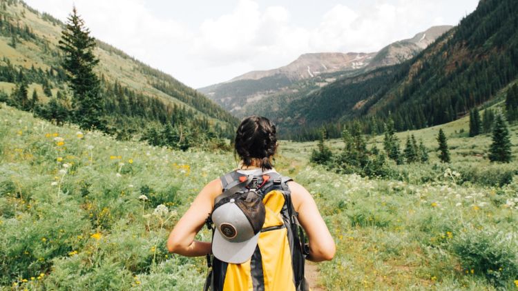 Tips Memilih Perlengkapan Hiking Wanita untuk Naik Gunung