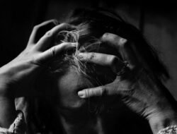 9 Perbedaan Kesepian dan Depresi Yang Perlu Anda Ketahui